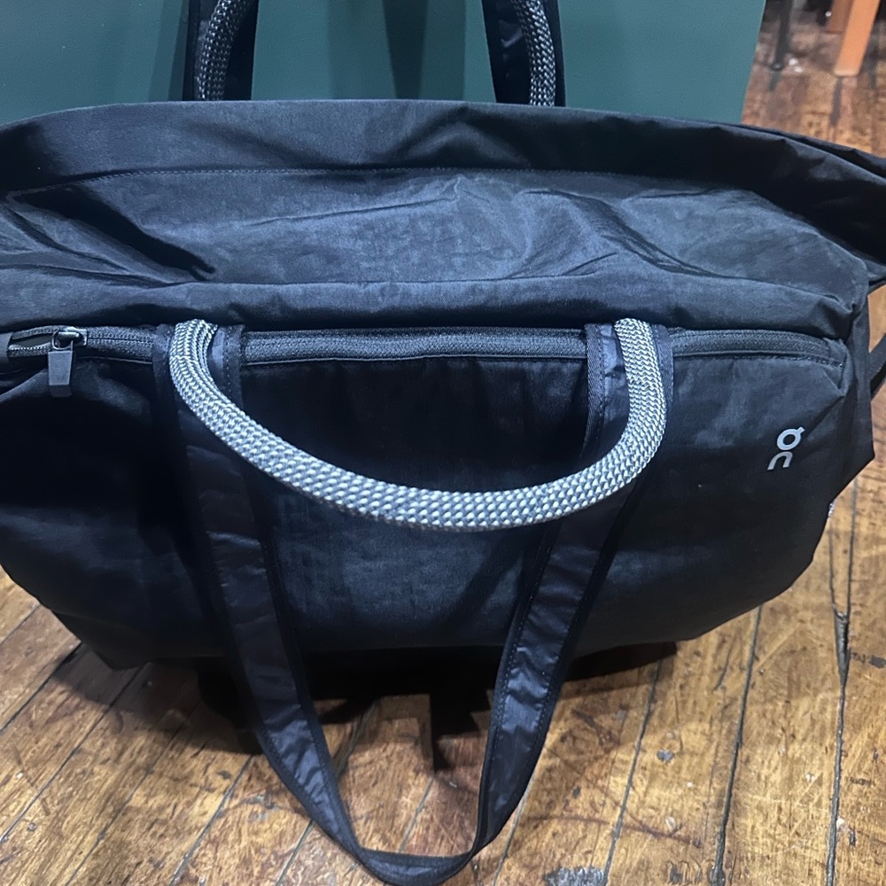 On Running Black Travel Bag with Light Gray Details - Picture 2 of 6